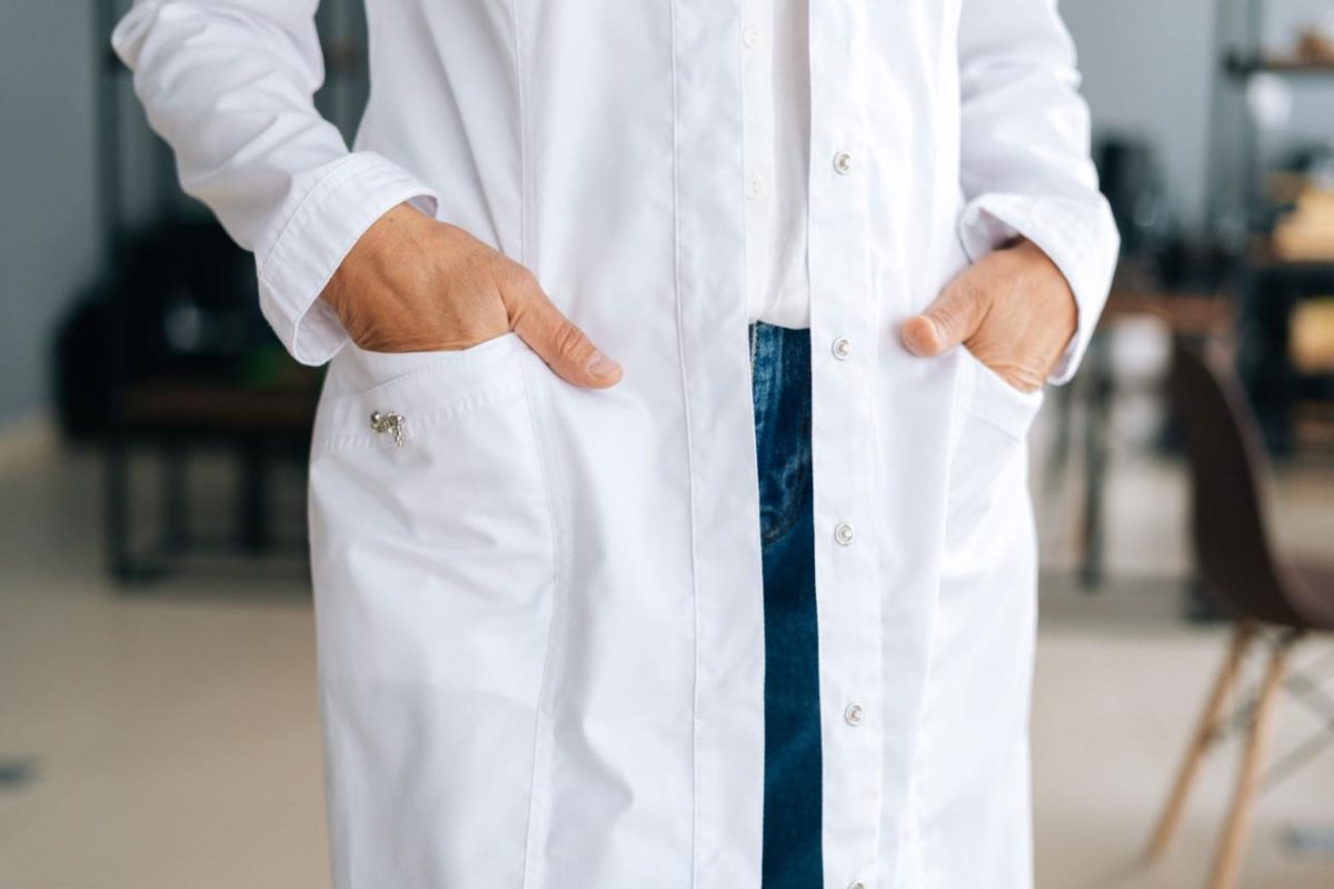 روپوش پزشکی با قابلیت ضد چروک؛ ترکیبی از ظاهر حرفه‌ای و راحتی در محیط درمان